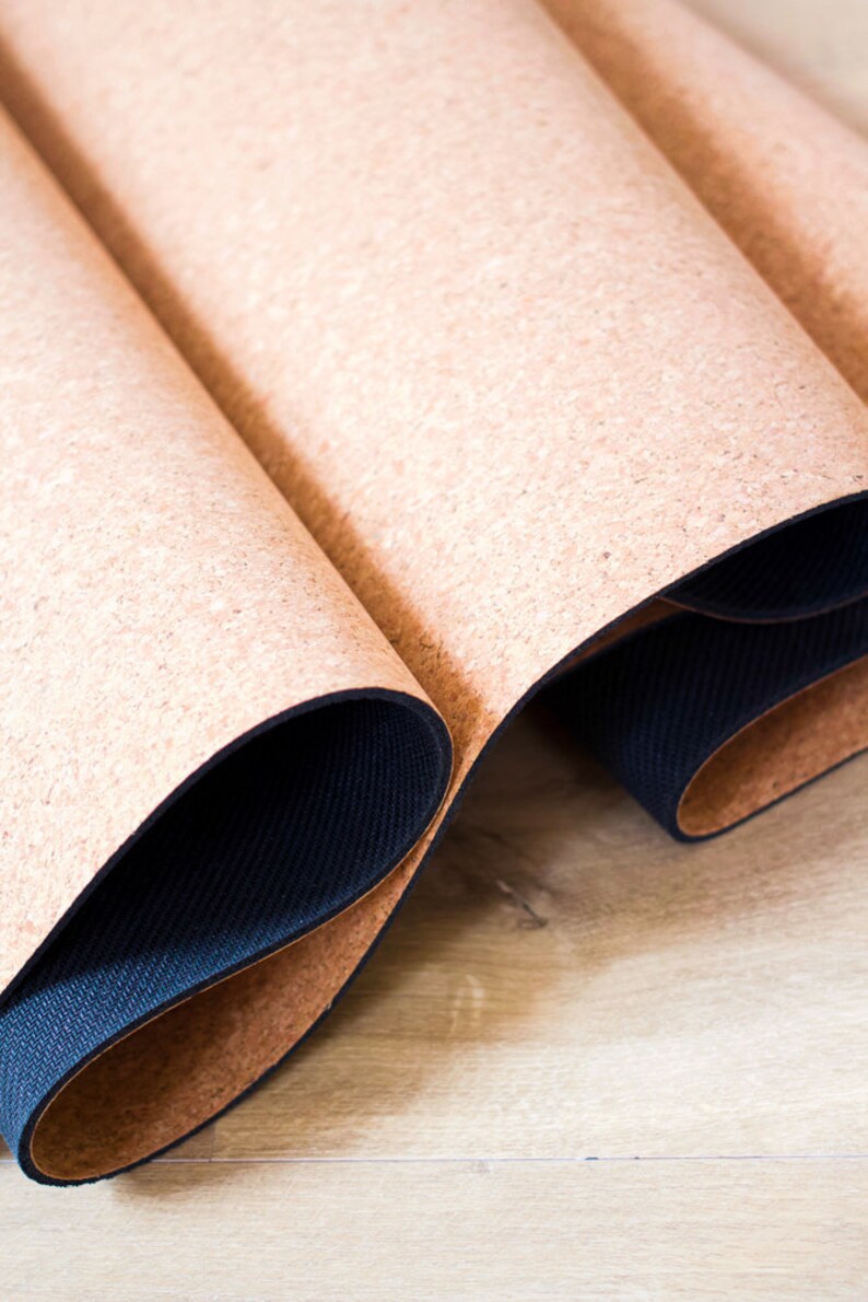 Eco-friendly, grippy yoga mat in linen image 2