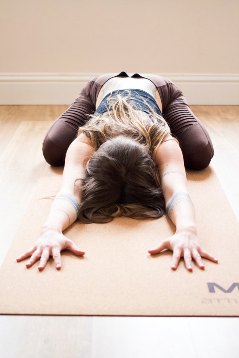 Eco-friendly, grippy yoga mat in linen image 4