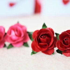 Orecchini a bottone con rosa di carta chic