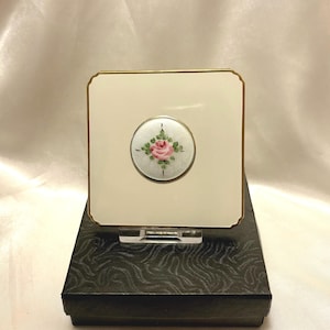 Vintage Schildkraut cloisonne powder compact. Cream enamel with a pretty rose plaque.  1950s. Extremely good condition.