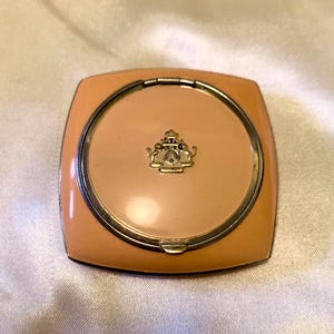 Vintage Evans Mayfair Tap Sift kompakt. Rosa Art Deco Puder und Rouge Puderdose. Hergestellt in den USA. 1920er Jahre