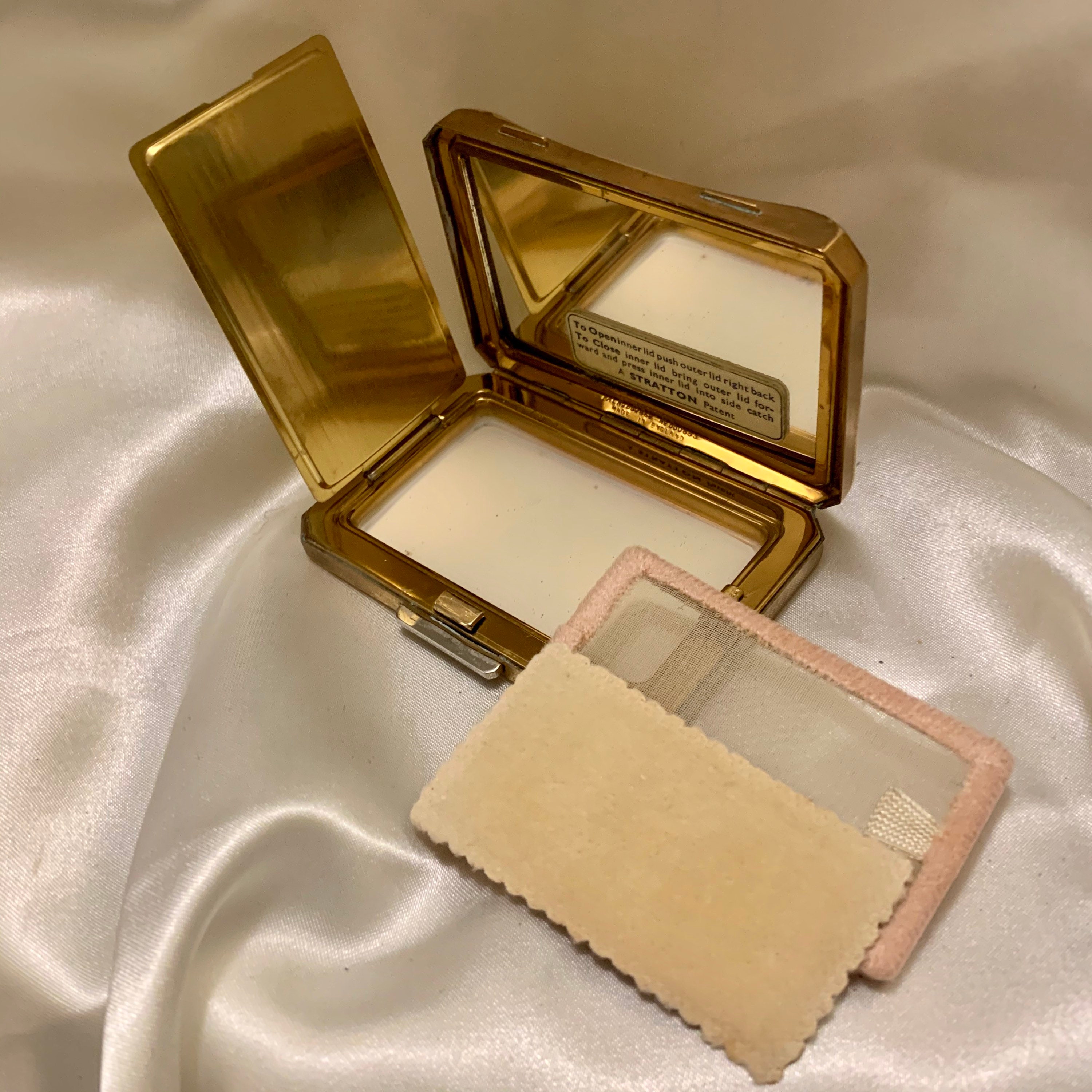 Vintage 1940s Stratton gilt star powder compact with red crystal