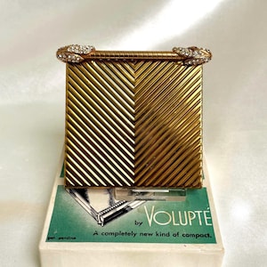 Compact vintage Volupte Swinglock avec strass. Excellent état. Dans la boîte de présentation d'origine. Années 40