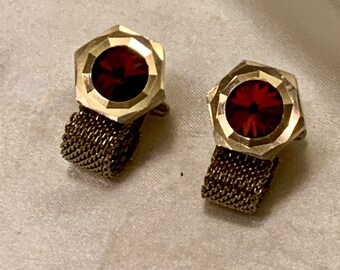 Vintage wraparound cuff links. red rivoli crystal. diamond cut gold plated cufflinks. Made in England vintage. 1960s