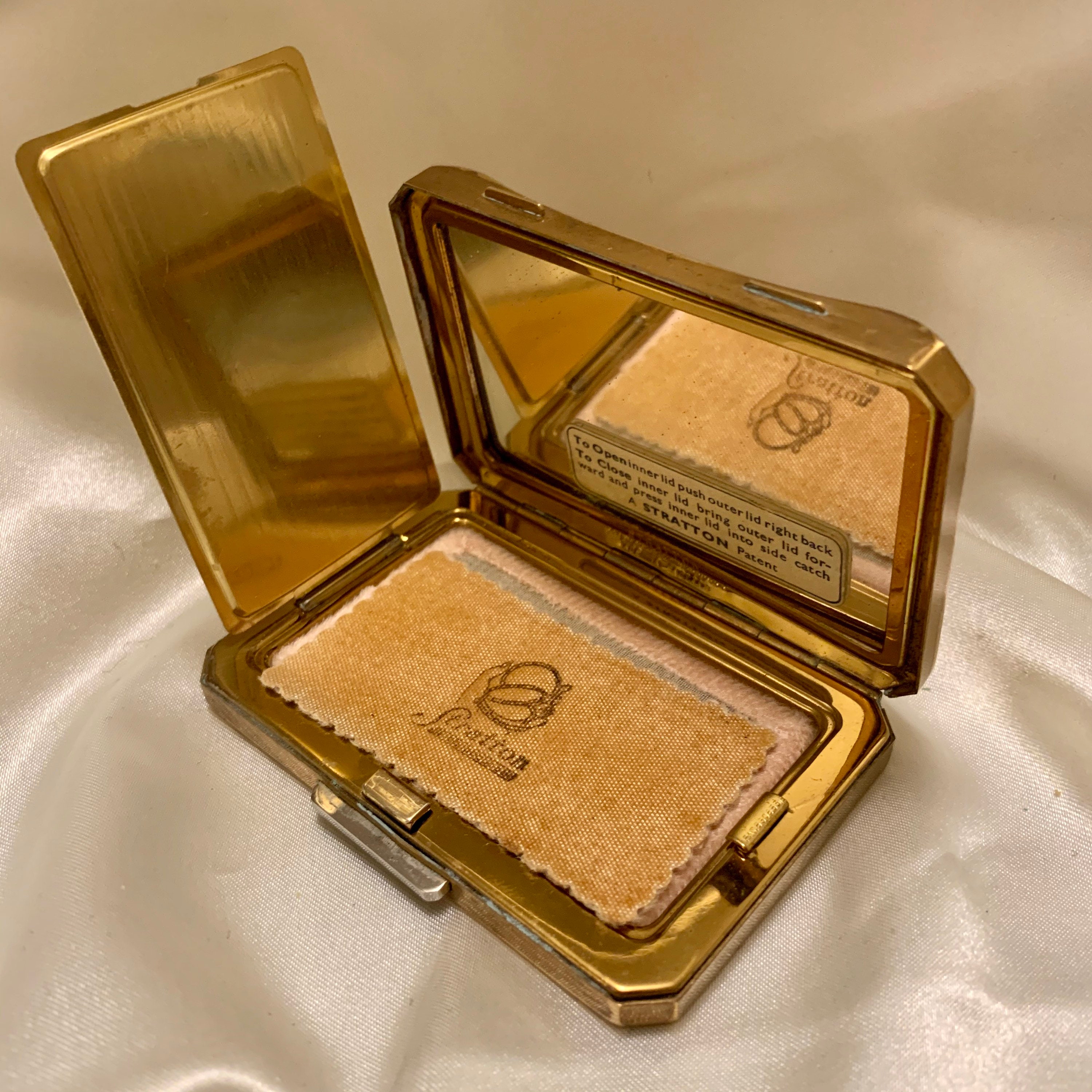 Vintage 1940s Stratton gilt star powder compact with red crystal