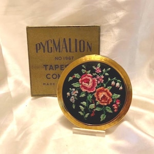 Vintage Pygmalion mirror compact. No. 1967 Tapestry loose powder compact. Unused. Original box, Made in England. 1950s