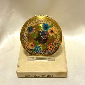 Vintage Kigu mini compact. Lace and anemone design. Unused in box. For loose powder. Mint condition. Made in England, 1956