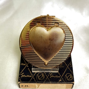 Stratton Locket top heart compact. Vintage powder compact with photograph compartment. Unused and complete.
