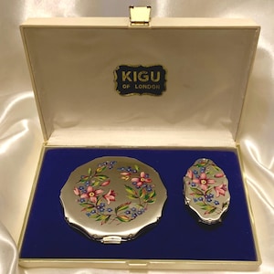 Kigu compact set. Dainty pink flowers. Silver plated powder compact and clipette lipstick mirror. Model Mayfair. 617 series. Mint