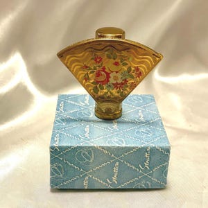 Stratton Lip-Vue fan lipstick case. Bouquet of roses design. lipstick mirror, boxed. 1950s
