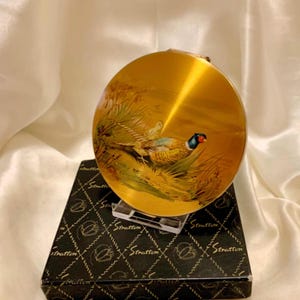 Vintage Stratton pheasants compact. Immaculate condition. Slim convertible compact. Mint. boxed.  Made in England 1950s