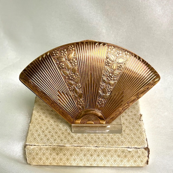 Vintage fan shape compact. Melissa engine turned gilt loose powder compact, original box, sifter and puff.  Made in England 1950s