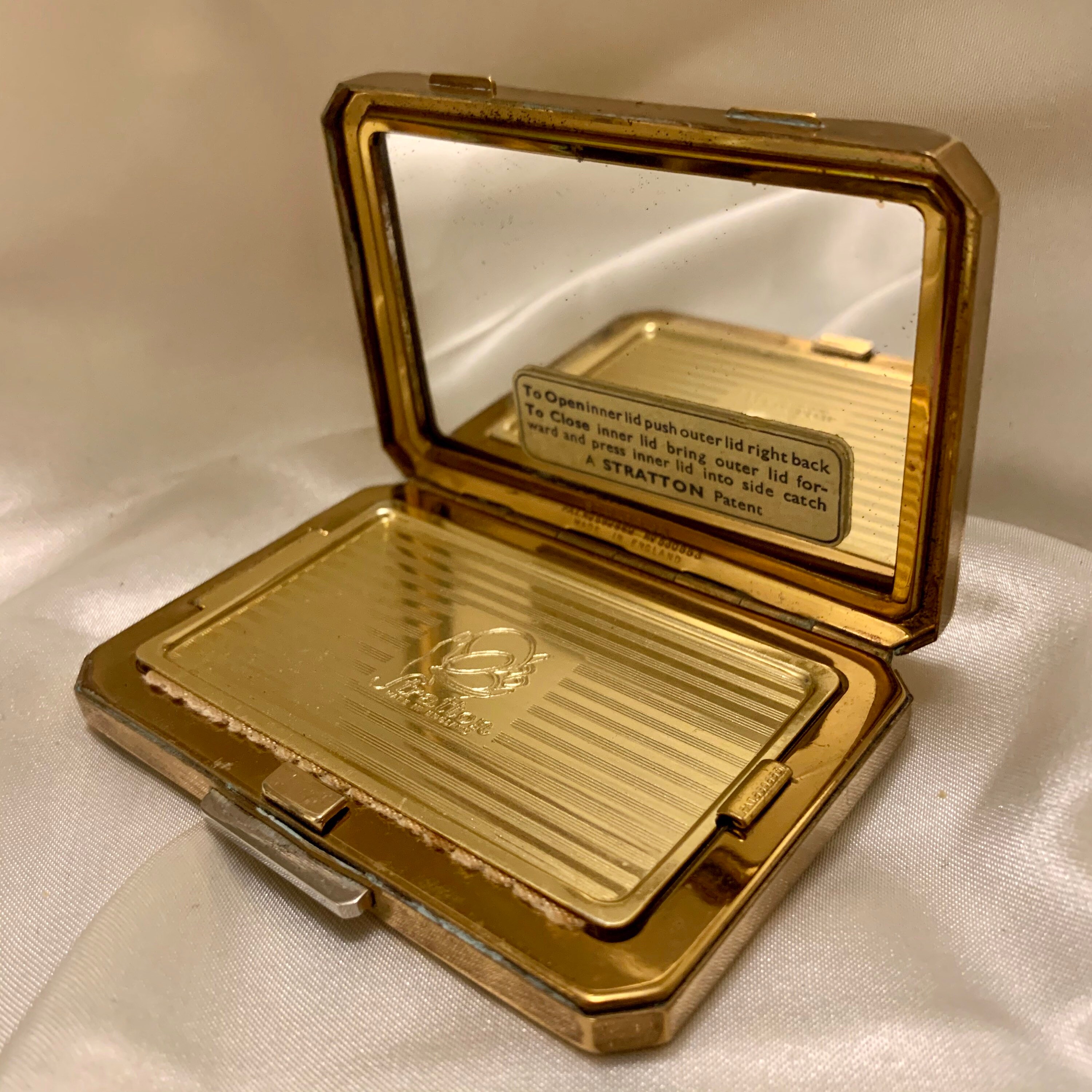 Vintage 1940s Stratton gilt star powder compact with red crystal