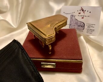 Pygmalion musical Piano compact. Vintage sonata. Original box, puff, sifter and pochette 1950s. Plays Brahms lullaby