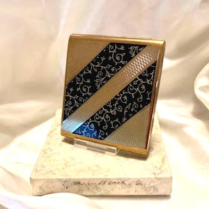 Vintage Stratton powder compact. Gorgeous black and gold enamel florentine design. Mint and complete in box. Made in England 1950