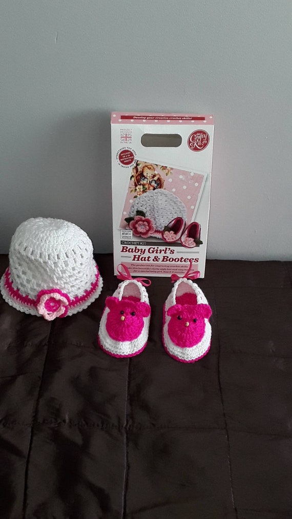 Newborn girls hat and shoes. Baby 