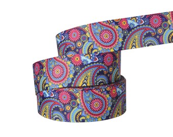 Può includere: Un rotolo di nastro blu, giallo, rosso e rosa con motivo paisley. Il nastro è piegato in tre parti e il motivo è visibile su tutti e tre gli strati.