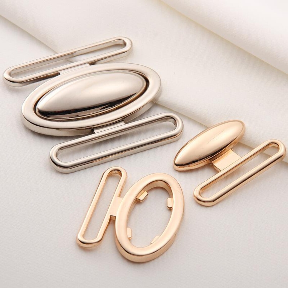 Metallic Loop Buckle 1 Piece 30mm-40mm (1.5 Inch) Decorative Closure Buckles / Silver Metal ...