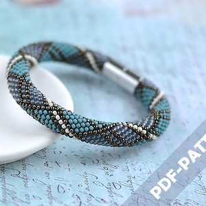 Patroon met gehaakte jeansstijl armband met kralen