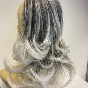 Le gris passe au blond crémeux. Petites griffes courtes pour rallonger la queue de cheval à clipser (16/49)