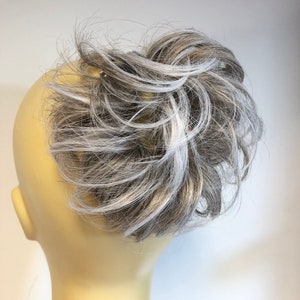 Auténtica extensión de cola de caballo pequeña y rizada en rubio grisáceo con puntas blancas plateadas (13/13)