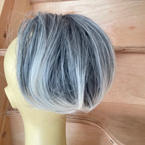 Gris mixto con puntas color crema en una extensión de cola de caballo corta con peine o pinza (7/31)