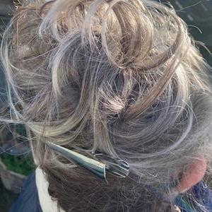 Authentieke scrunchie, synthetisch haarstukje van de beste kwaliteit asgrijs met romige punten, heel natuurlijk (13/8)