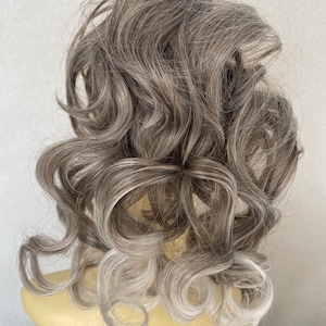 Authentieke scrunchieverlenging voor krullend haar in gemengd natuurlijk lichtblond zilverzout en peper met witte punten (13/10)