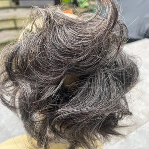 Extensión de moño con coletero de cabello humano sal y pimienta