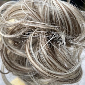 アッシュブロンドブラウンミックスヘアシュシュエクステンション