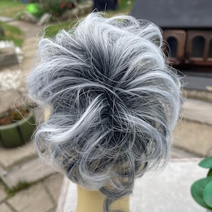 Salt and pepper grey with silver  tip’s small  Clip on short curly  ponytail extension claw clip  (20/7)