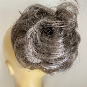 Extensión de cola de caballo con clip de 2 estilos en alambre y pasador en gris plateado con un toque de marrón y gris plateado (16/44)