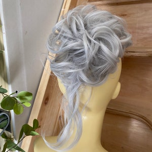 Auténtica cola de caballo con extensión de coletero en pelo sintético gris plateado con colas (20/2)