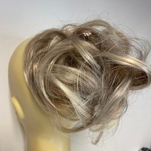 Blonde Scrunchie Ponytail Extension: Synthetic Hair (22/7)