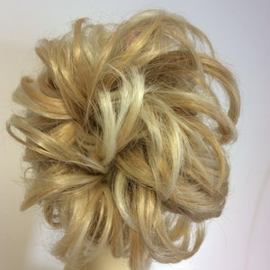 Goudblond gemêleerd goden ginger (614/25/21 ) krullende scrunchie extension paardenstaart (23/26)