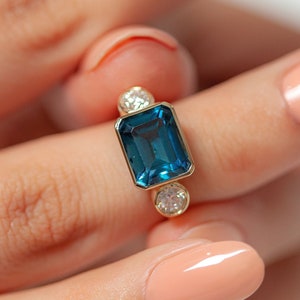 Anillo rectangular de topacio azul de Londres con diamantes en oro macizo de 14 quilates/Anillo de diamantes con tres piedras/Piedra natal de diciembre/Regalo de aniversario para ella