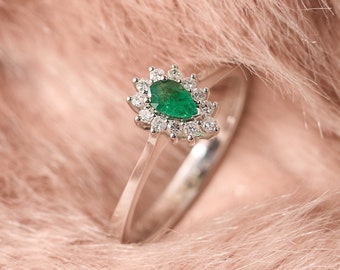 Pear Cut Emerald Diamond Halo Ring/ Natural Emerald Gemstone Ring/ Columbian Emerald/ Minimalistic Gold Jewelry/Annivrsary Gift/ Mother Gift