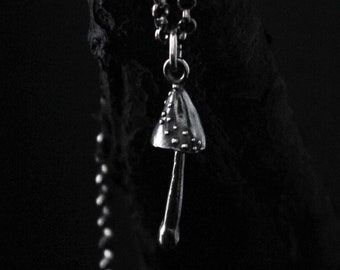 Collar con colgante de hongo en plata de ley: joyería botánica de brujas