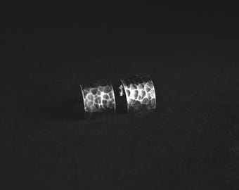 Orecchini a bottone martellati in argento sterling ossidato: gioielli minimalisti fatti a mano