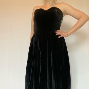 True Vintage 80's Black Velvet Strapless Cocktail Dress