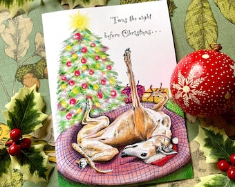 Peut inclure: Carte de Noël avec une illustration fantaisiste. Elle représente un chien portant un bonnet de Père Noël, allongé devant un sapin décoré. Le texte sur la carte dit : « C'était la nuit avant Noël... » Une boule rouge est également visible.