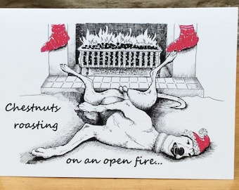 Könnte beinhalten: Schwarz-Weiß-Illustration eines Hundes mit Weihnachtsmütze vor einem Kamin mit brennenden Holzscheiten. Rote Strümpfe hängen über dem Kamin. Der Text lautet "Chestnuts roasting on an open fire..."