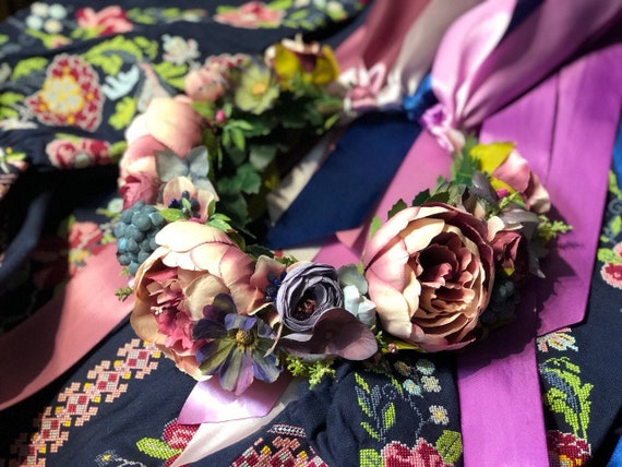 Copricapo floreale con nastri colorati Corona di fiori colorati con nastri,  rosa viola intenso Matrimonio romantico Aureola di fiori Floreale nuziale -   Italia