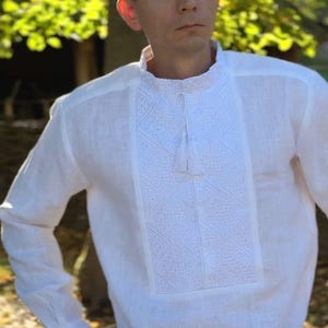 Chemise brodée pour homme Vyshyvanka ukrainienne blanc sur blanc. Vyshyvanka ukrainienne. Cadeau en lin de chemises ukrainiennes traditionnelles pour lui