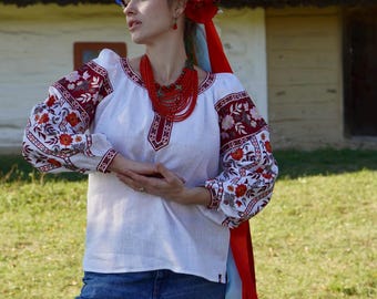 Witte geborduurde Oekraïense Vyshyvanka-blouse