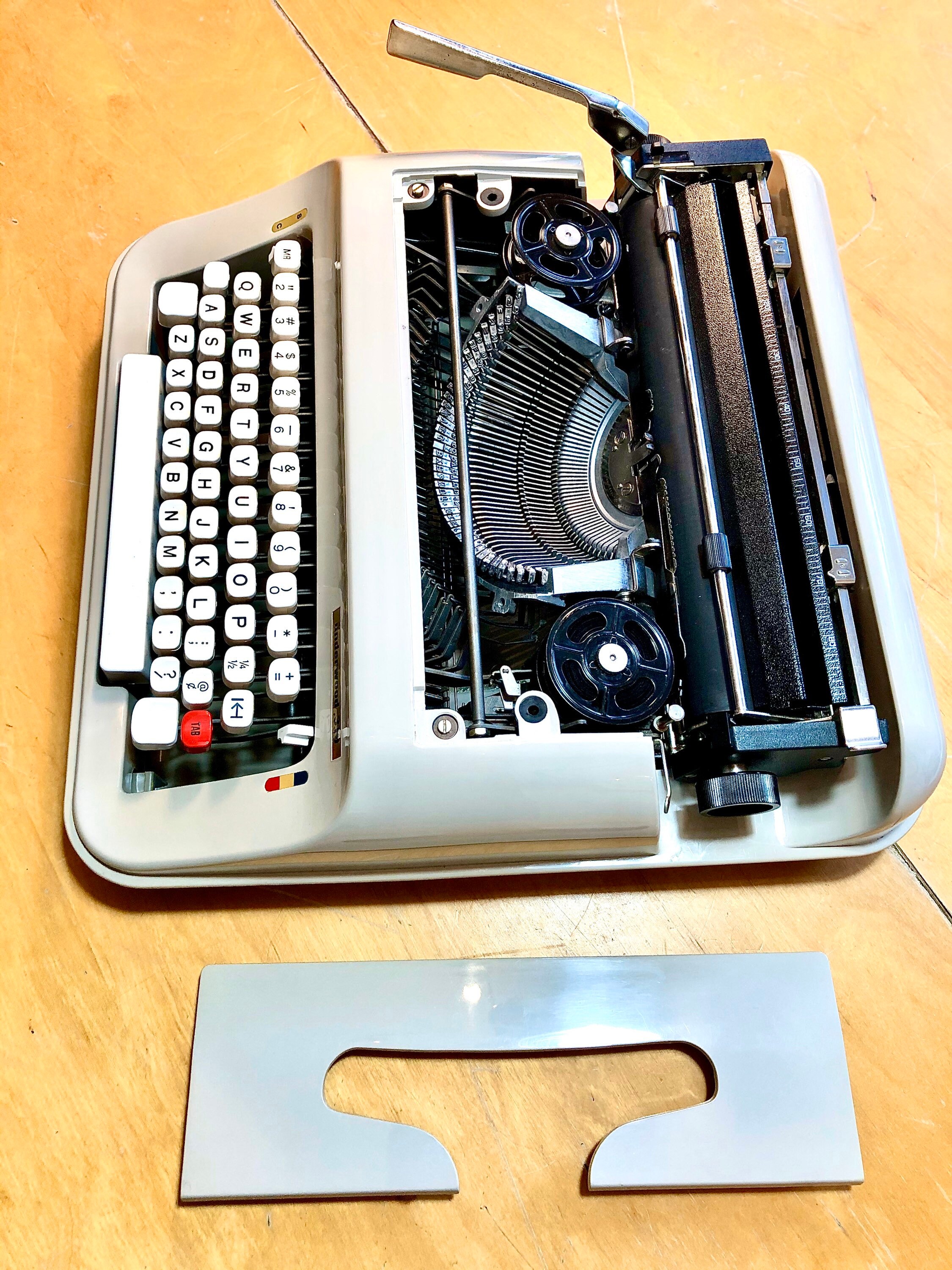 1977 OLIVETTI UNDERWOOD 319, Working Manual ULTRA-Portable Typewriter