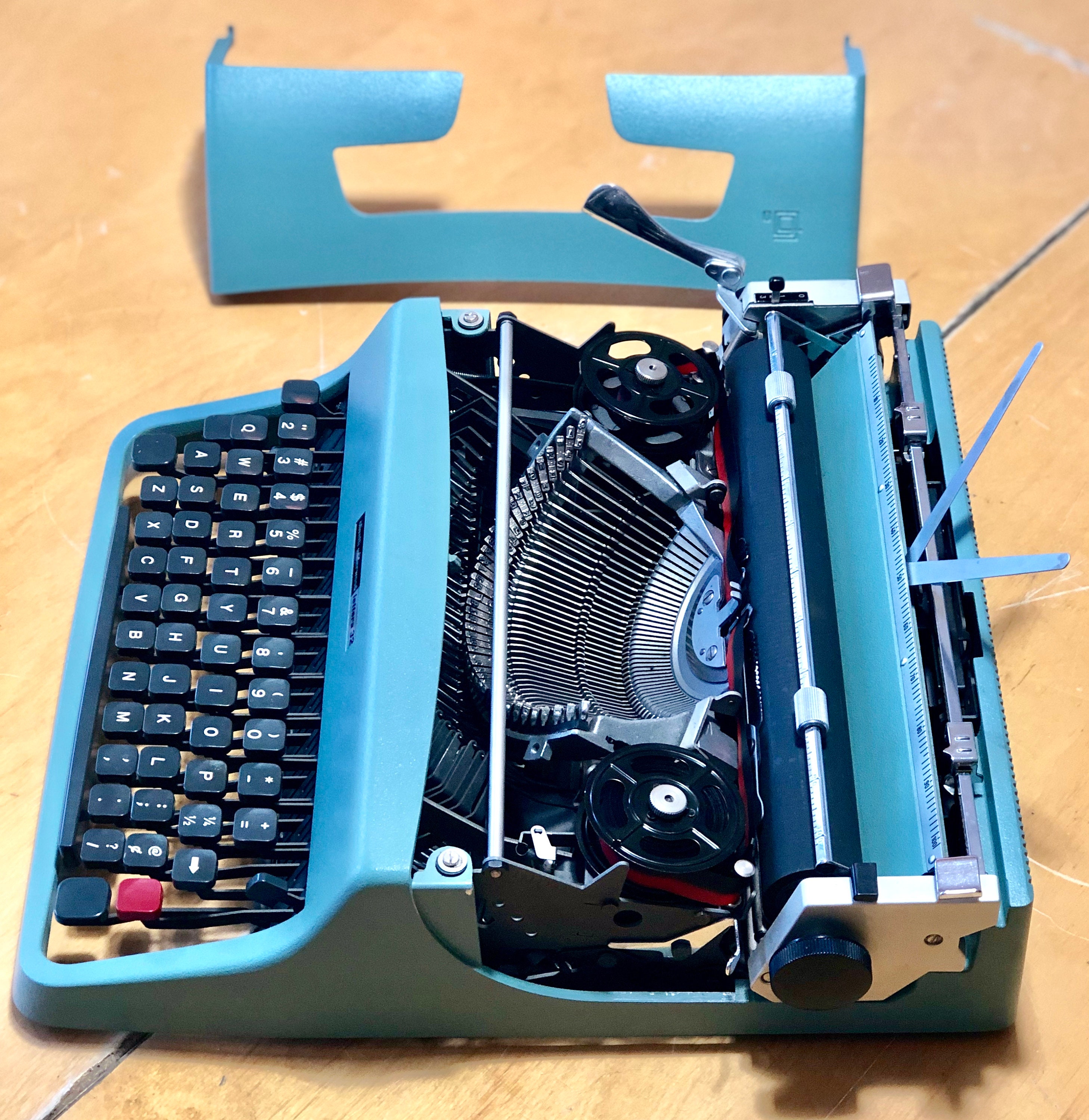 Olivetti lettera 32 carriage lock
