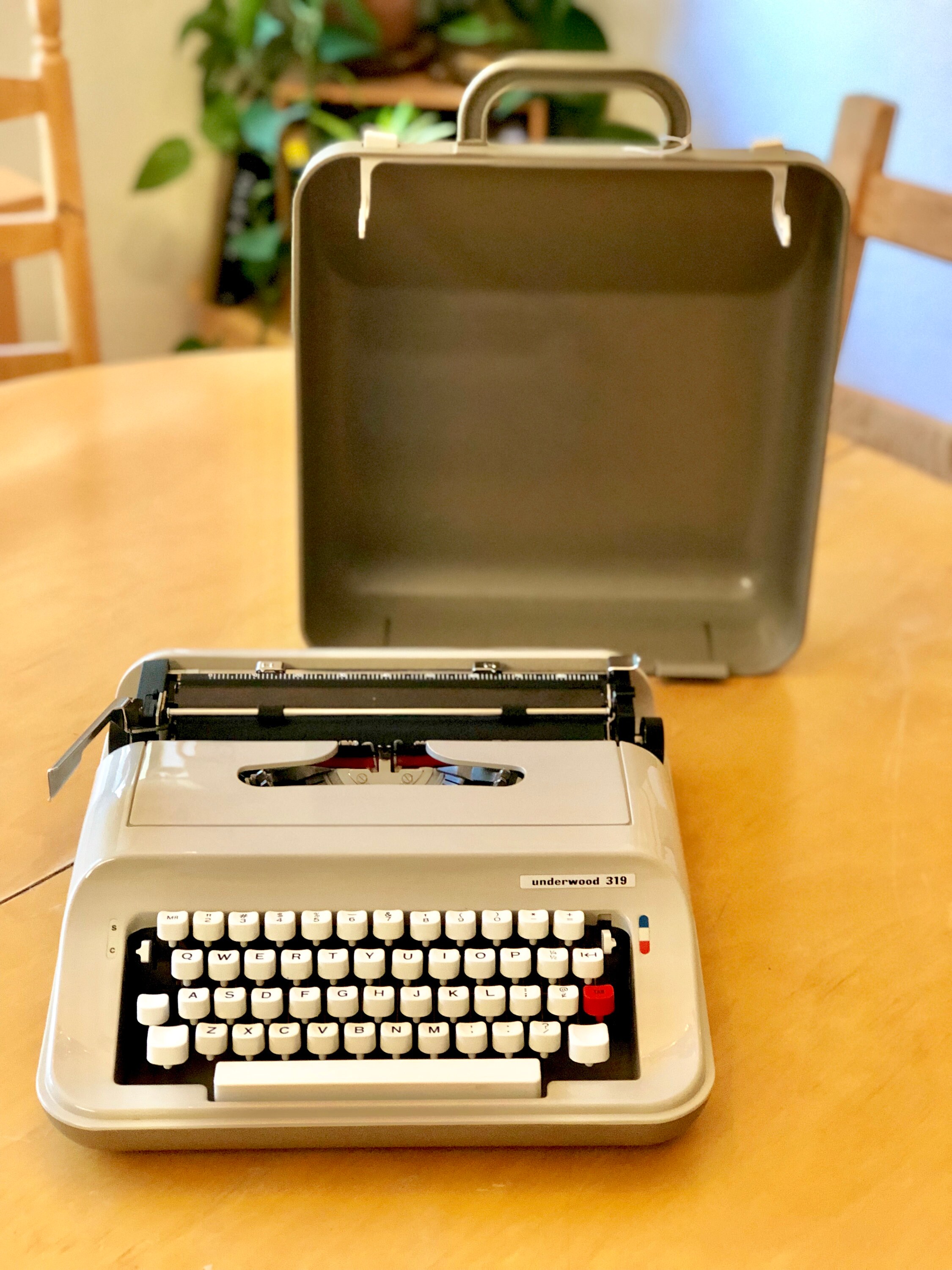 1970's OLIVETTI UNDERWOOD 319, Working Manual ULTRA-Portable Typewriter
