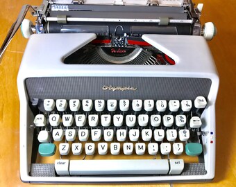 1963 Olympia SM7 DeLuxe - Working Manual Portable Typewriter