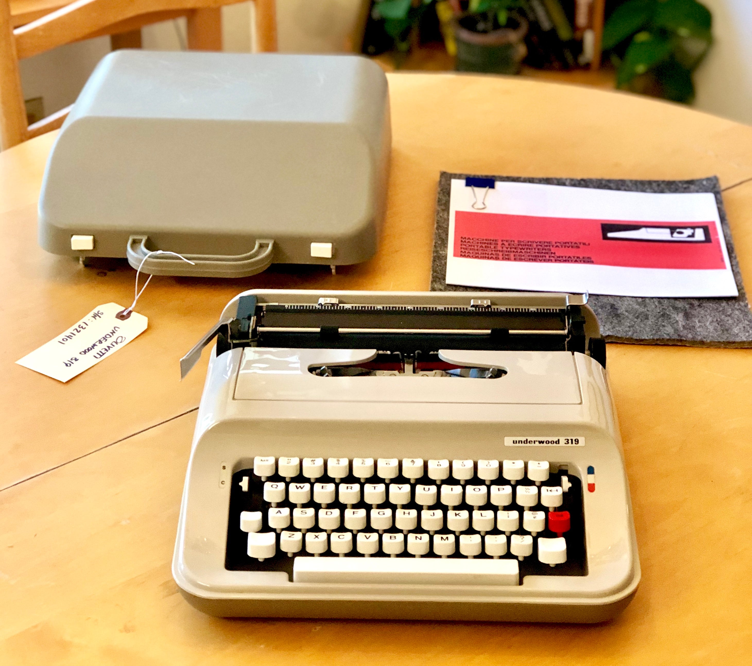 1970's OLIVETTI UNDERWOOD 319, Working Manual ULTRA-Portable Typewriter